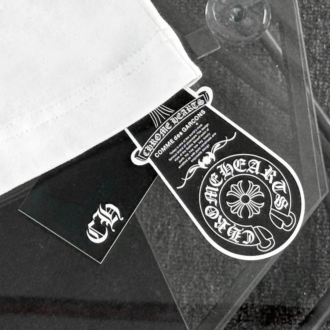 P180 Chrome Hearts Chrome Hearts 25 high version. The fabric is made of 300g high-density pure cotton. It does not deform or shrink. It has three labels. It is the same style for men and women. Technology: patch embroidery + original development hardware. Color: white, black, pink. SIZE: S-XL